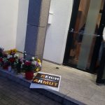 Blumen vor der Synagoge